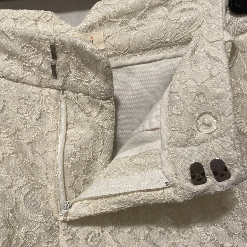 Sans Souci Women's White Floral Lace Shorts Size Medium